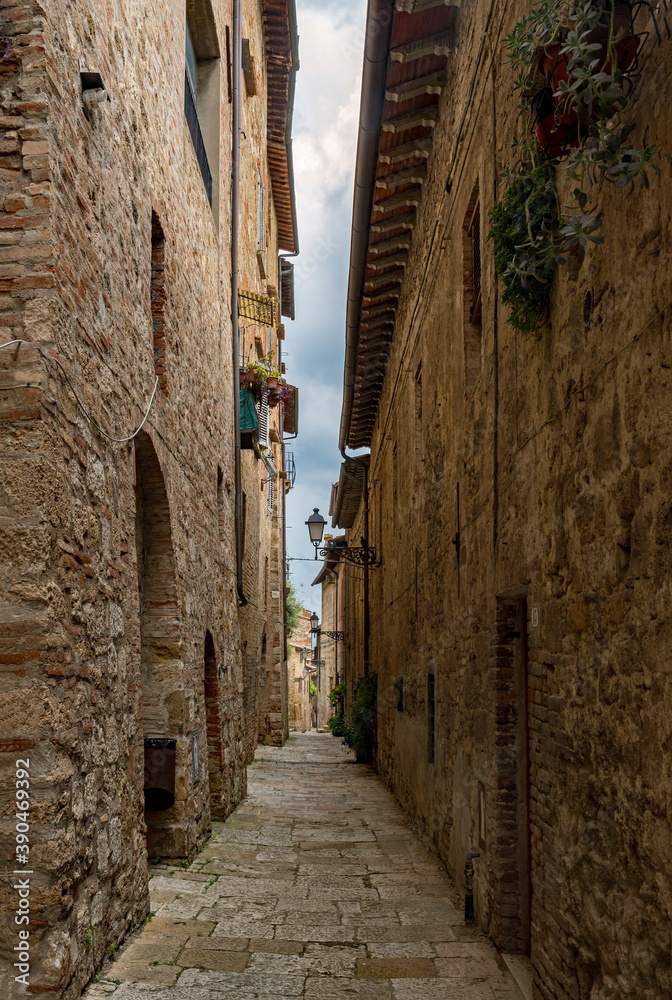 Einsame Gasse in der Altstadt von Colle di Val d'Elsa in der Toskana in Italien 