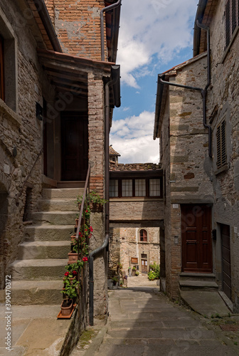 Stra  e in der Altstadt von Anghiari in der Toskana in Italien 