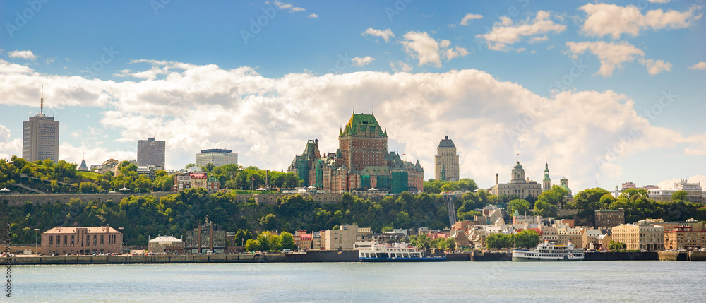 Naklejka premium Quebec City skyline