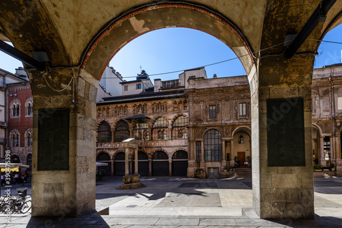 Milano, Piazza Mercanti, portici del Broletto photo