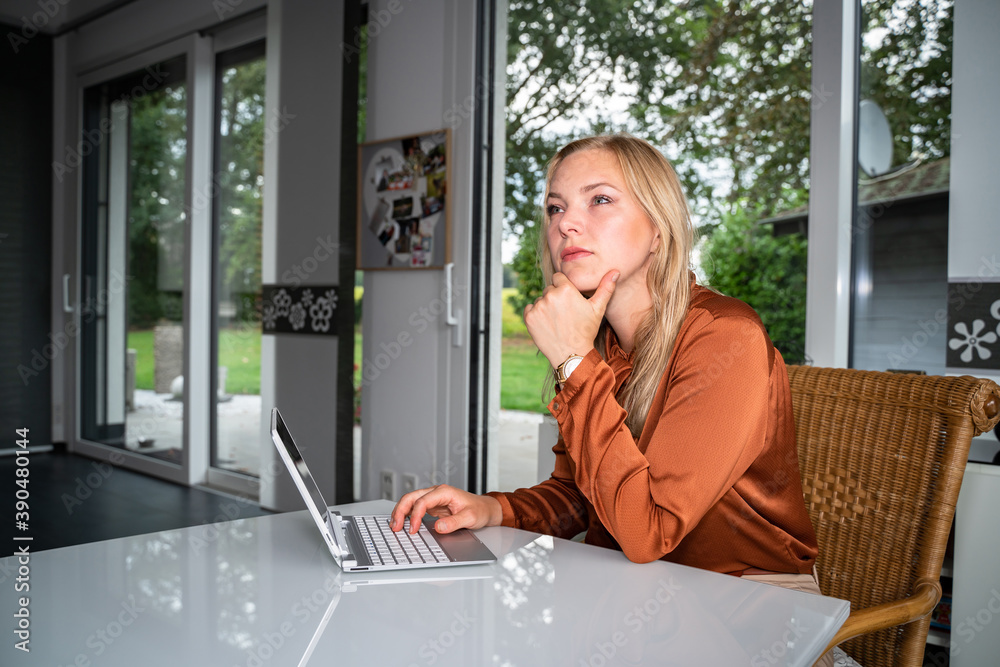 Journalismus und Schriftssteller, junge Autorin mit einem Tablet-PC grübelt nachdenklich über einen Text