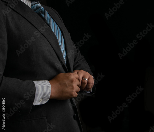 hombre de negocios exitoso en traje con fondo negro 