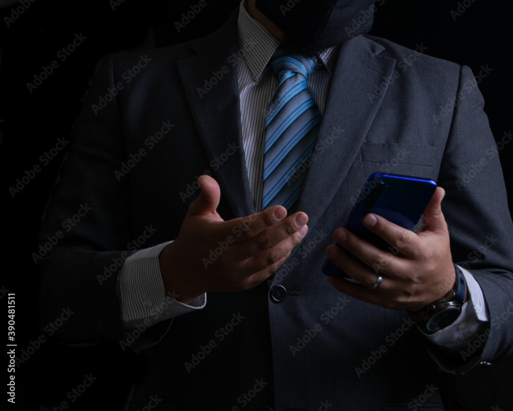hombre de negocios exitoso en traje con fondo negro hombre de negocios exitoso en traje con fondo negro