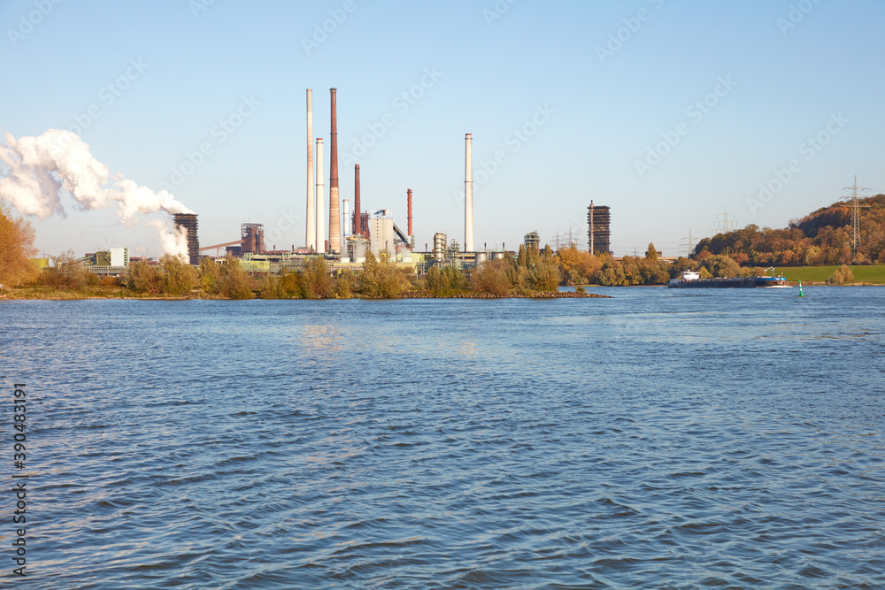 Kokerei bei sonnigem Wetter im Herbst.