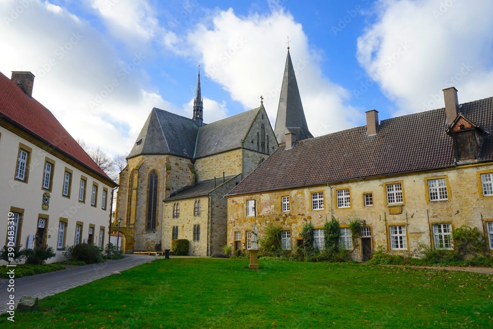 Wahrzeichen Herzebrock-Clarholz: Kirche und Kloster in Herzebrock, Kreis Gütersloh, Ostwestfalen-Lippe, Nordrhein-Westfalen, Deutschland 