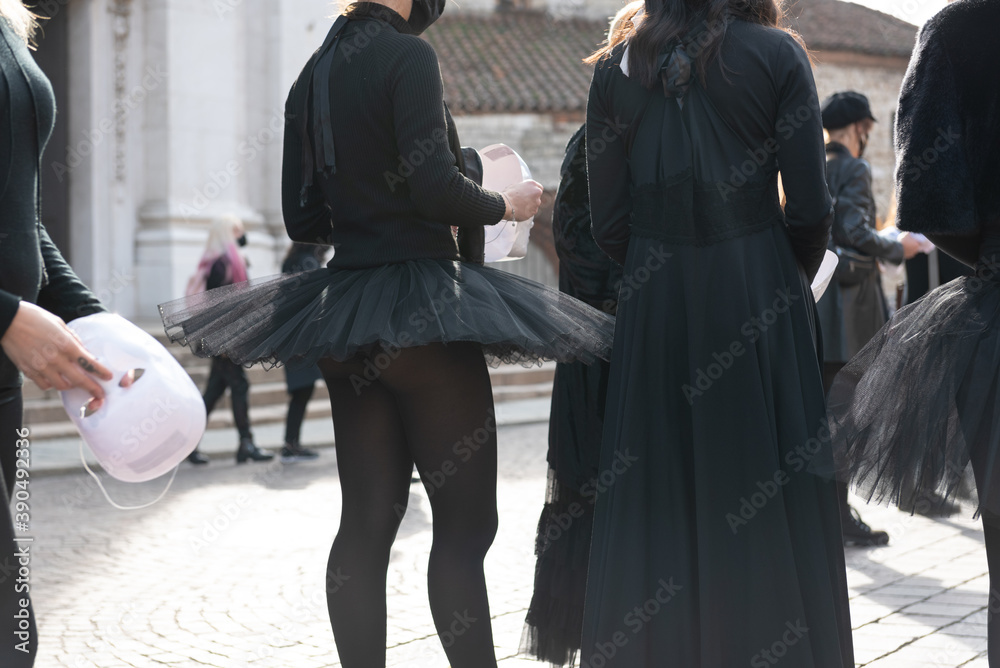 Dancers dressed in black on the city street during coronavirus lockdown. - obrazy, fototapety, plakaty 
