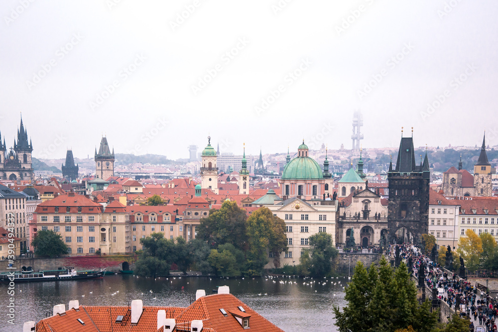 Blick über die Dächer der Hauptstadt von Prag mit Sicht auf die Moldau
