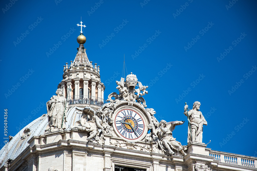 Uhr des Petersdom in Rom, Wahrzeichen und Sitz des Papst
