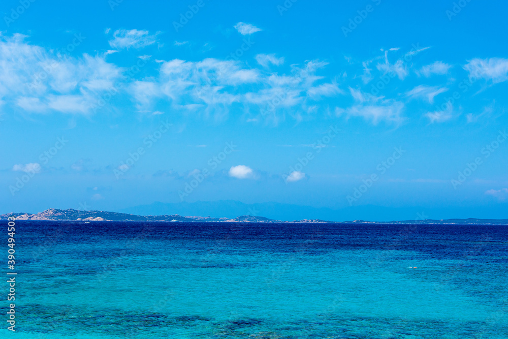 Mittelmeer vor Sardinien mit blauem Wasser