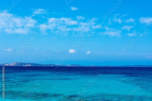 Fototapeta Naklejka Na Ścianę i Meble -  Mittelmeer vor Sardinien mit blauem Wasser