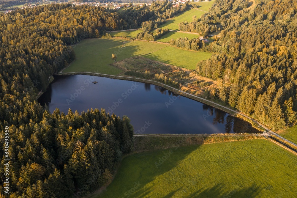 Bild einer Luftaufnahme der Landschaft im bayerischen Wald und dem Stausee bei Großarmschlag bei Grafenau, Deutschland
