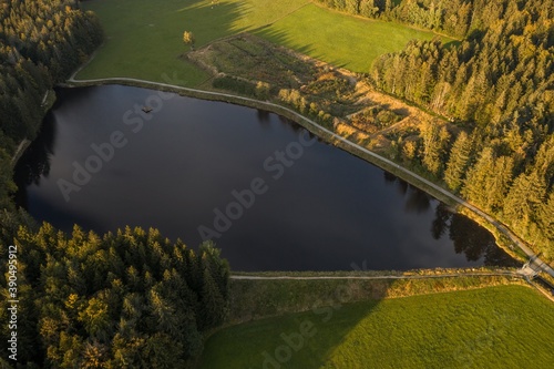 Bild einer Luftaufnahme der Landschaft im bayerischen Wald und dem Stausee bei Großarmschlag bei Grafenau, Deutschland