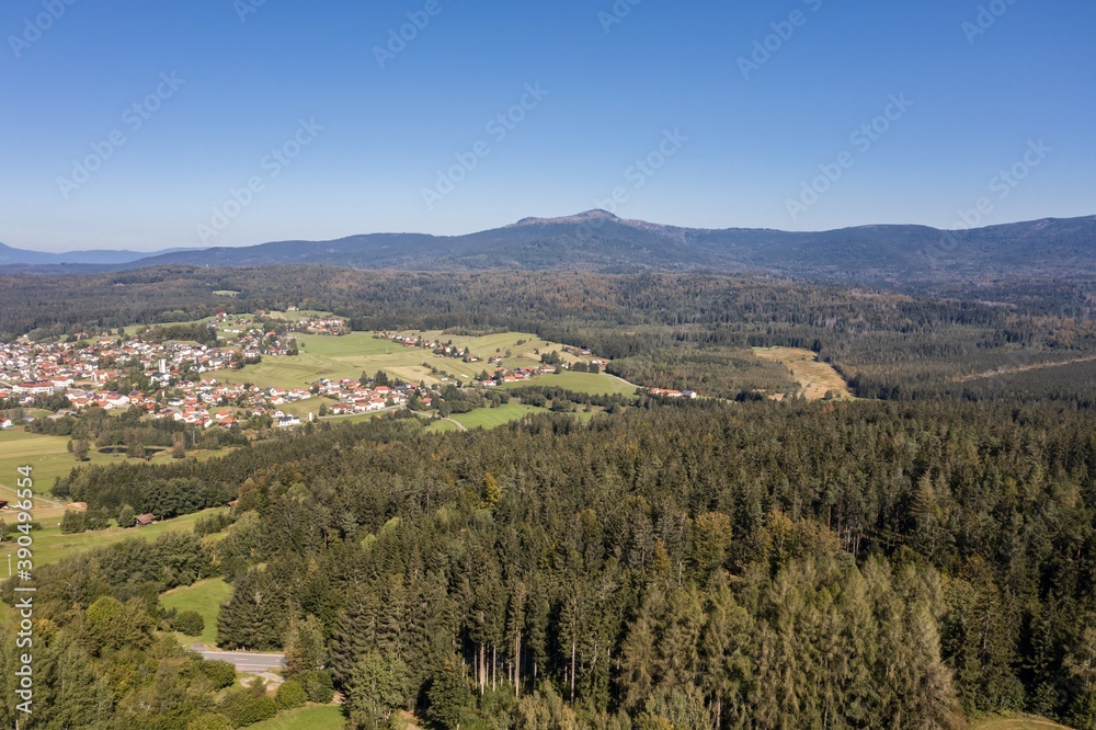 Bild einer Luftaufnahme mit einer Drohne der Landschaft im bayerischen Wald bei Grafenau mit den Berg kleiner und großer Rachel, Deutschland