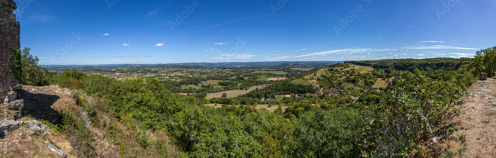Gintrac (Lot, France) - Vue panoramique sur la vallée de la Dordogne et le cirque de Gintrac depuis les ruines de Taillefer