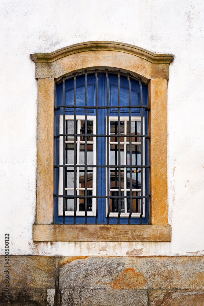 Obraz premium Ancient colonial window in historical city of Ouro Preto, Brazil