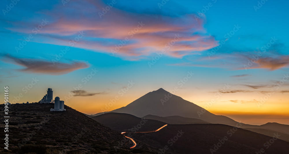 Volcán Teide al atardecer con el observatorio astrofísico de canarias Volcán Teide al atardecer con el observatorio astrofísico de canarias