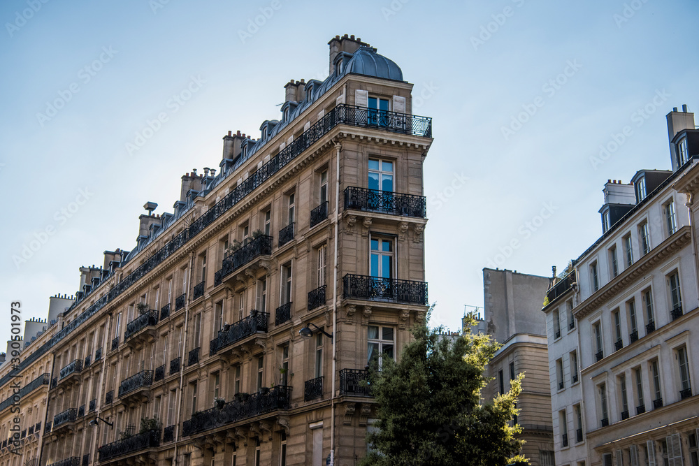 Fototapeta premium View of a building and trees on a sunny day in Paris