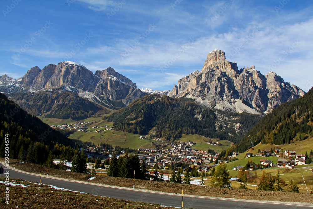 Corvara con il Sassongher e i Piz da Cir; Dolomiti, Val Badia, Alto Adige