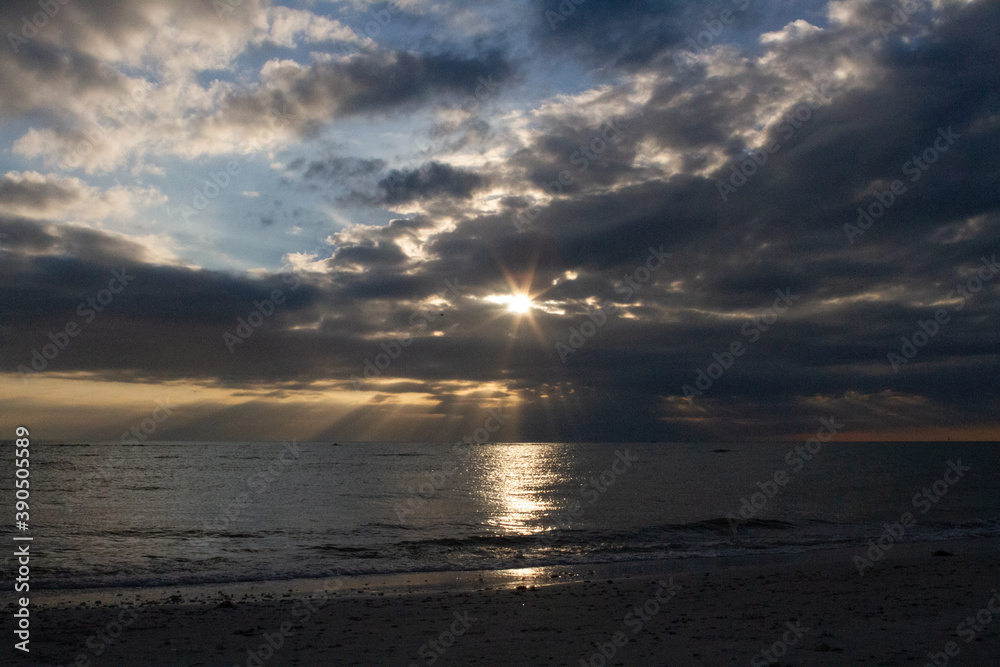Obraz premium Sunset Rays on a Calm Ocean