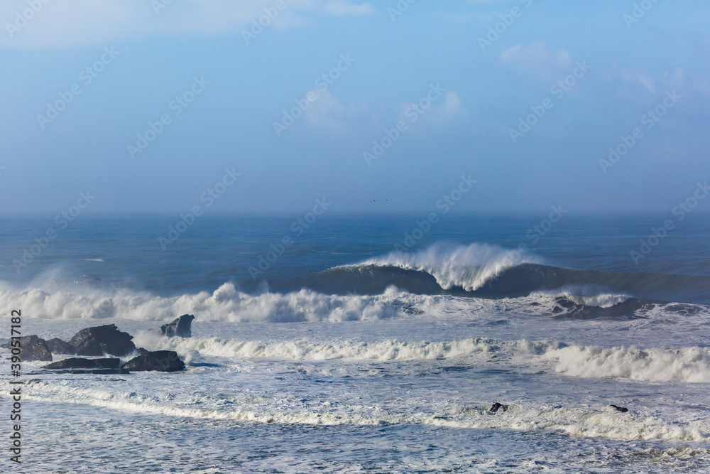 Big Waves Breaks at Mavericks surf spot