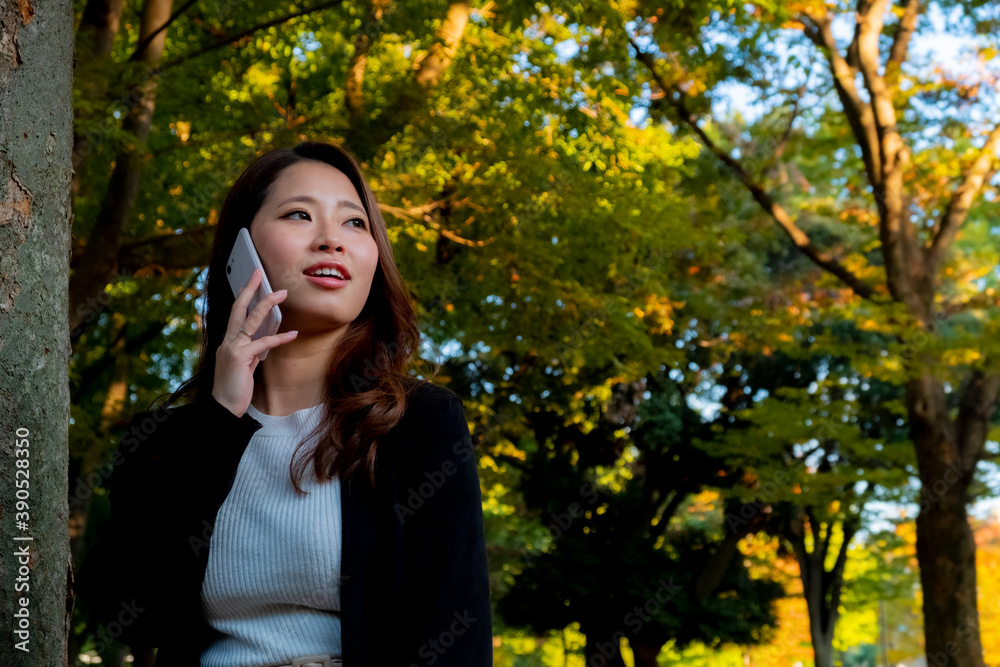 【東京都】屋外で電話を掛ける女性【2020年　紅葉】