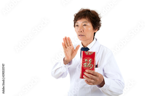 A Chinese doctor holding a red envelope in front of a white background said he would not accept it