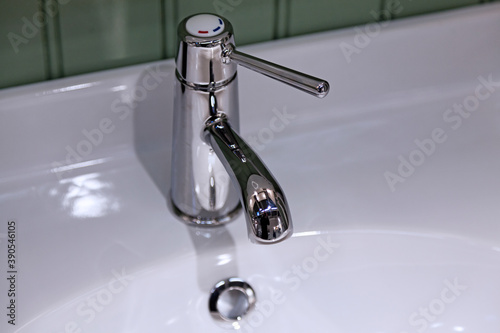 sink with tap, hot and cold water can be chosen