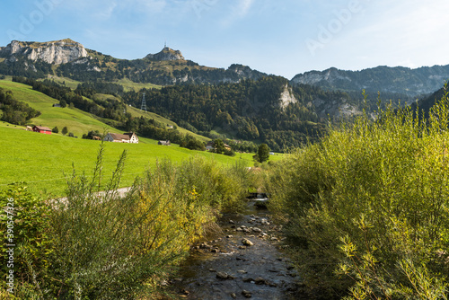 Bergbach mit Blick auf das Alpsteingebirge und Berg Hoher Kasten, Brülisau, Appenzeller Alpen, Kanton Appenzell-Innerrhoden, Schweiz