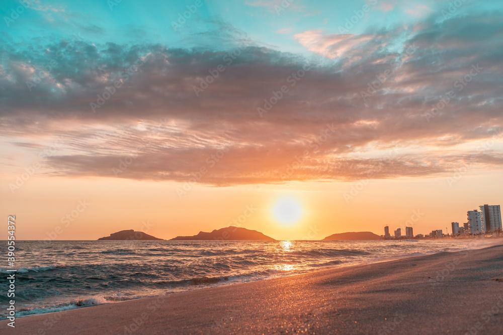 Fototapeta premium ATARDECER PLAYA