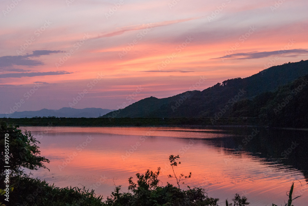 Fototapeta premium マジックアワーの綺麗な夕焼けと池に反射した夕焼け空