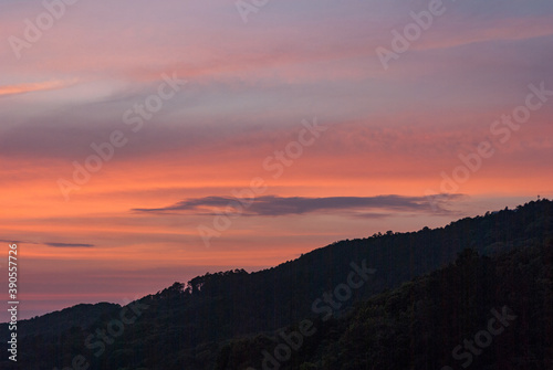 マジックアワーの綺麗な夕焼けと池に反射した夕焼け空