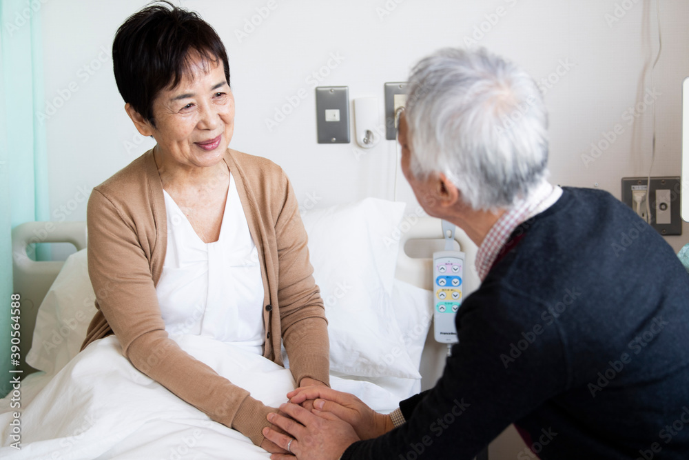 Obraz premium 入院中の妻を元気付ける夫