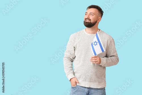 Man with the flag of Israel on color background © Pixel-Shot