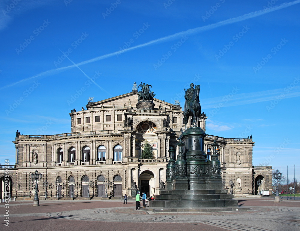 Semper Oper in der Altstadt von Dresden sachsen