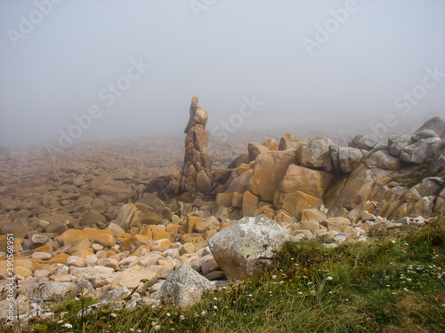 Paysage de rochers dans la brume
