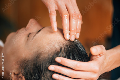 Foto Ayurvedic Oil Treatment for Healthy Hair