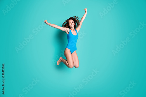 Fotografie Full size photo of cheerful girl jump enjoy summer travel trip recreation raise