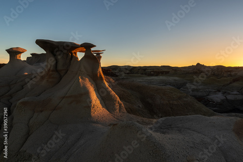 Obraz na płótnie The Wings rock formation at sunrise, Bisti/De-Na-Zin Wilderness Area, New Mexico, USA w salonie