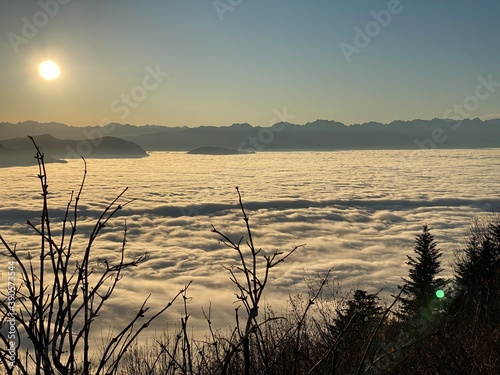 Fototapeta Naklejka Na Ścianę i Meble -  Lever de soleil sur un lac de nuage. Panorama de nuage