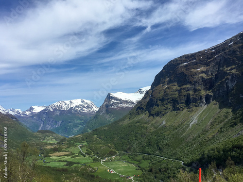 Geirangerfjord Geirangerfjörd in NOrweden von oben mit schnee und vom wasser