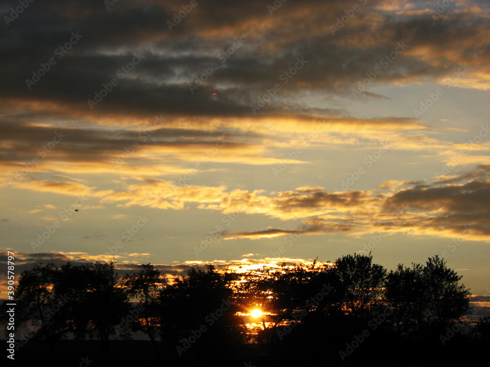 Obraz premium Beautiful view of the sun in the countryside