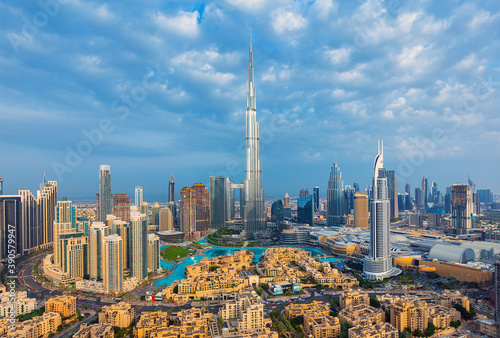 Obraz na płótnie Dubai city center view at sunrise, United Arab Emirates w salonie