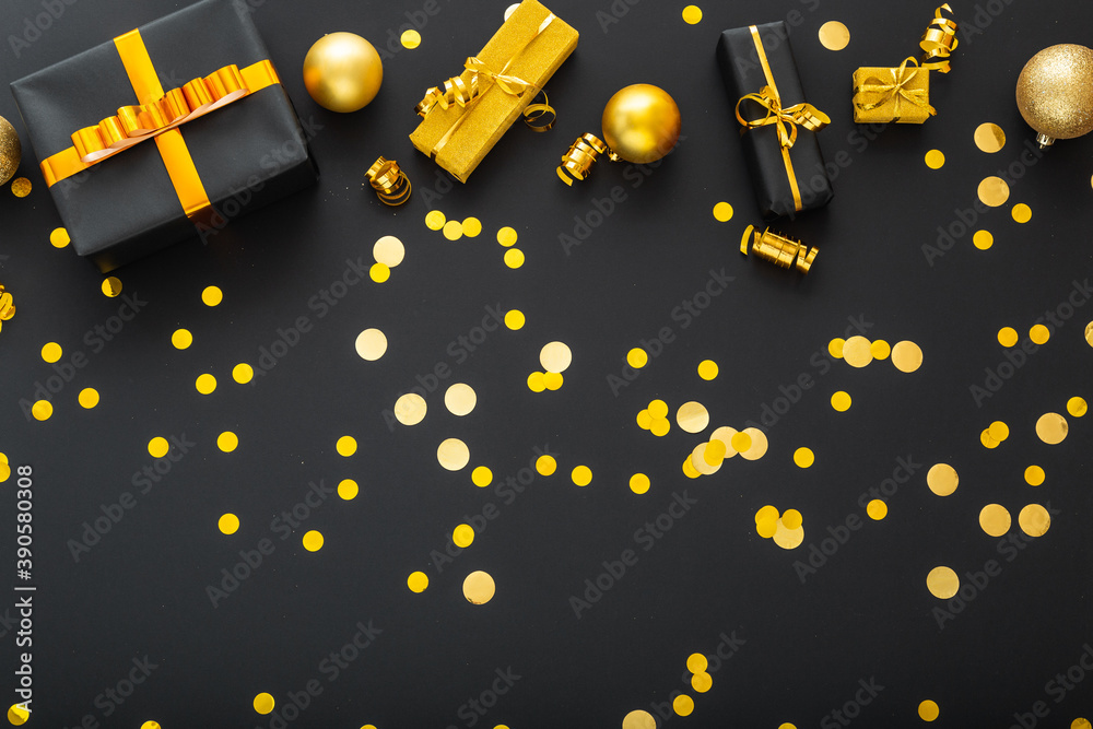 Φωτογραφία Black christmas festive decor, golden gifts gold confetti, balls on dark black background