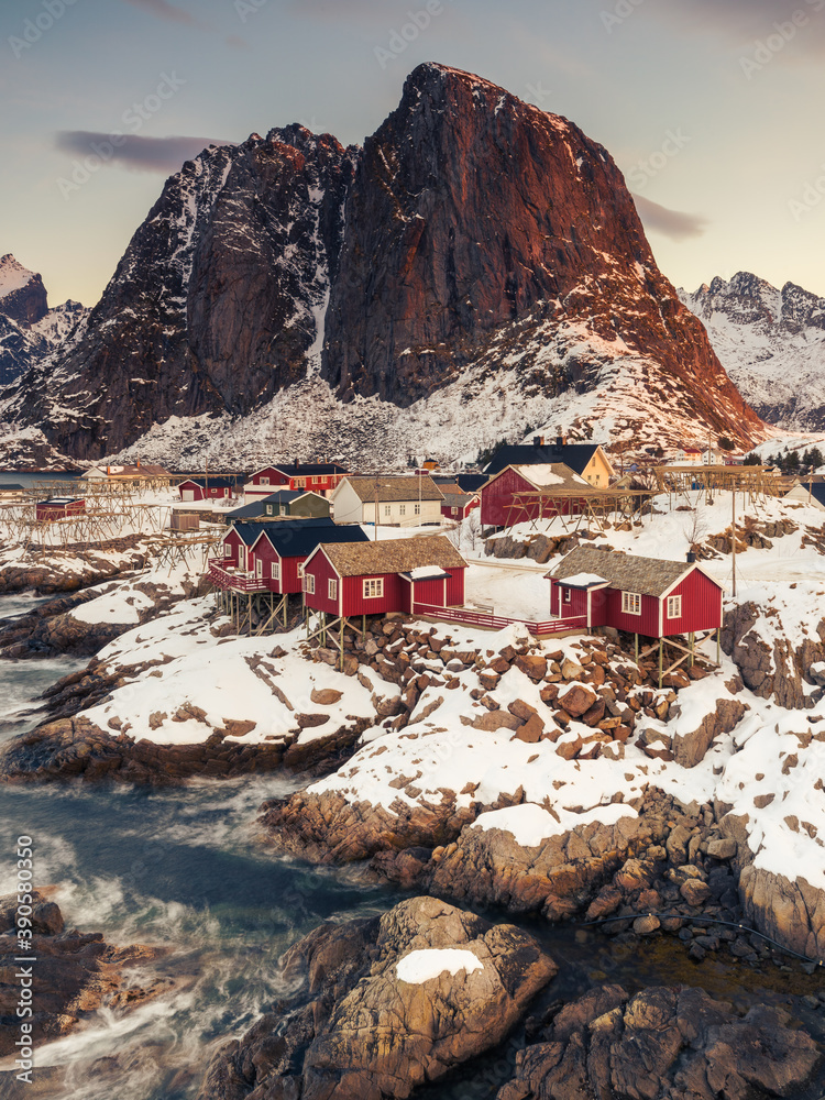 Φωτογραφία Iconic red stilt houses on the coast in the village  Hamnøy on the Lofoten islan