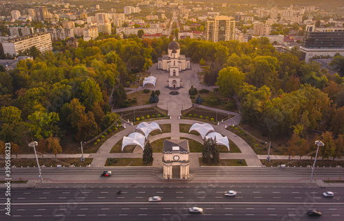 Obraz na płótnie Chisinau Central Park, Moldova 2020. The Triumphal Arch. Aerial view w salonie