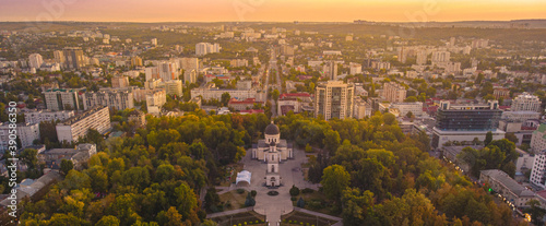 Obraz na płótnie Chisinau Central Park, Moldova 2020. The Triumphal Arch. Aerial view w salonie