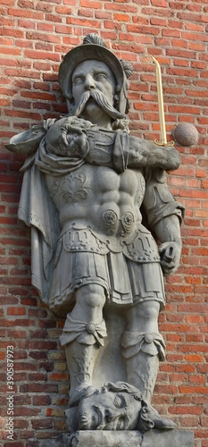 Gdańsk – Wielka Zbrojownia – figura wojownika ("kozaka") depczącego głowę Iwana Podkowy