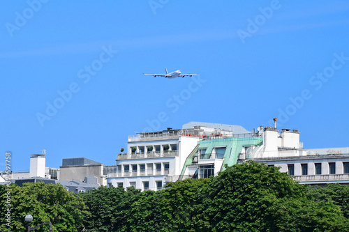 The plane flies low over the houses of Paris, France © Н. П.