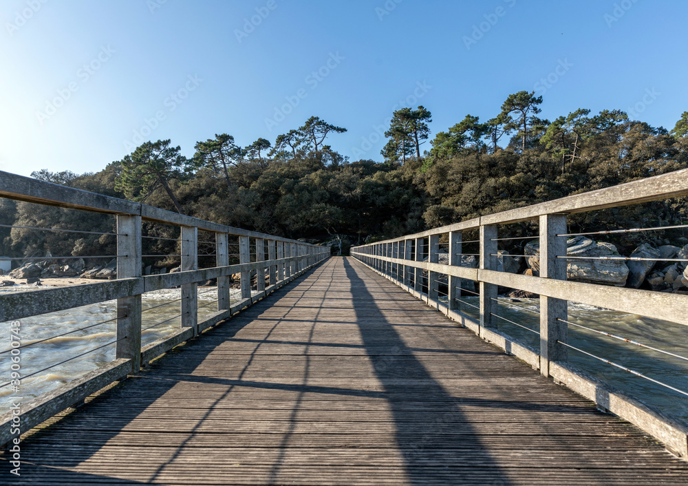 Fototapeta premium L'estacade de la Plage des Dames sur l'île de Noirmoutier (Vendée, France)