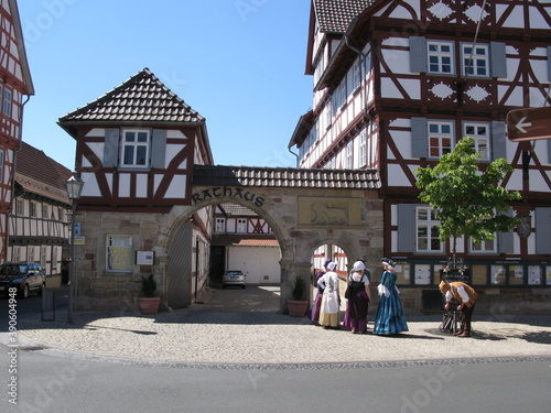 Leute in historischer Tracht vor dem Rathaus in Wanfried